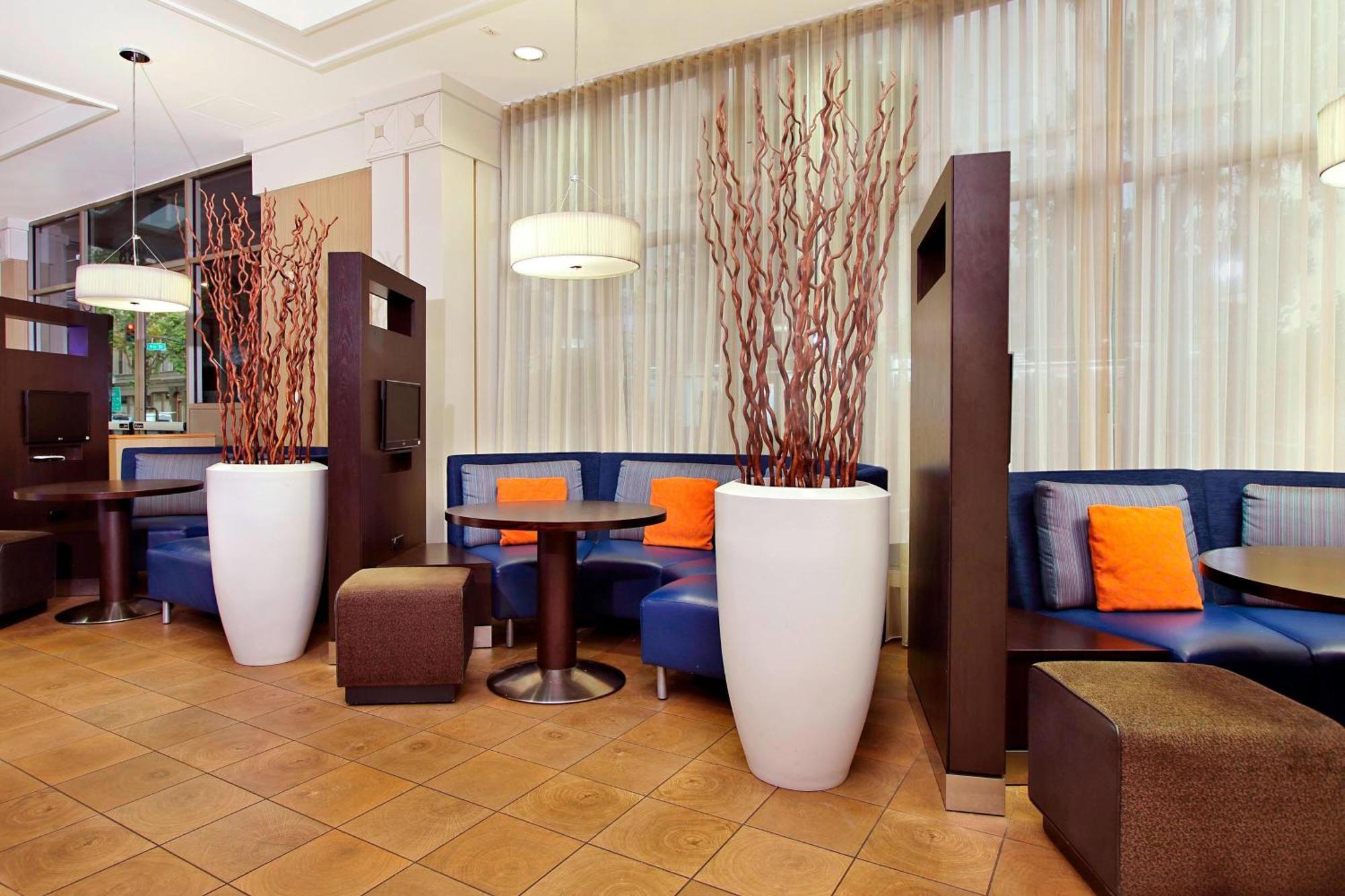 Courtyard Oakland Downtown Hotel Exterior photo